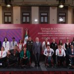 Lo que hoy entregamos son recursos recuperados en acciones del gobierno federal contra la corrupción; qué mejor que vaya en beneficio del deporte Presidente López Obrador entrega estímulos a delegaciones participantes en París 2024 Primer mandatario felicita a deportistas y agradece apoyo de la titular de Conade, Ana Gabriela Guevara Ciudad de México, 17 de septiembre de 2024.- “Hay que seguir y no darse por vencidos; están enteras, enteros, muy jóvenes. Vienen otros desafíos, vienen otras citas con la historia, con el deporte, y hay que prepararse. Ustedes lo han hecho muy bien y lo van a seguir haciendo muy bien”. Así lo dijo el presidente Andrés Manuel López Obrador al encabezar la entrega de estímulos a deportistas y entrenadores de las delegaciones que representaron a México en los Juegos Olímpicos y Paralímpicos París 2024. Luego de agradecer el buen desempeño de nuestros atletas, el primer mandatario recordó que se trata de una labor de comunidad en la que participan familias y entrenadores, y destacó que en este sexenio avanzamos en materia deportiva, ya que, por ejemplo, nuestro país obtuvo tercer lugar en los Juegos Panamericanos y tercer lugar mundial en béisbol. Dijo a los atletas profesionales que son ejemplo de niñas, niños y jóvenes e inspiran a muchos a realizar actividades deportivas, esforzarse y ser perseverantes para convertir en realidad nuestros ideales. “Me complace que se entreguen estos apoyos, porque les ayuda y ayuda a sus entrenadores para seguir adelante. Esto que les entregamos proviene de lo que recuperamos por acciones que se llevan a cabo en contra de la corrupción, y qué mejor que eso vaya en beneficio del deporte para seguir apoyando a quienes nos representan en todas las gestas y en todos los eventos deportivos.” Agradeció el apoyo de la directora general de la Comisión Nacional de Cultura Física y Deporte (Conade), Ana Gabriela Guevara Espinoza, por su trabajo excepcional: “Nos ayudó muchísimo en todo el gobierno. Resistió. Todo lo que resiste, apoya; fue cuestionada y resistió.” En representación de atletas participantes en Juegos Paralímpicos, recibieron estímulo: Juan Pablo Cervantes García (paratletismo), Ángel de Jesús Camacho Ramírez (paranatación) y Haideé Viviana Aceves Pérez (paranatación). El presidente también entregó estímulos a los siguientes deportistas olímpicos: Prisca Guadalupe Awiti Alcaraz (judo), Osmar Olvera Ibarra (clavados) y Marco Alonso Verde Álvarez (boxeo). En representación de entrenadores participantes en Juegos Paralímpicos, recibió Daniel Eduardo Pardo López (atletismo); y de Juegos Olímpicos, Radamés Hernández Cázares (boxeo). La directora general de Conade, Ana Gabriela Guevara, resaltó el apoyo sin precedentes que recibió la delegación mexicana durante este gobierno, y dijo que el respaldo del presidente hizo posible despertar el anhelo de que en nuestro país tenemos todo para ser mejores y alcanzar los objetivos. Tras subrayar que son los atletas quienes escriben la historia con su dedicación y resultados deportivos, apuntó que cada medalla y cada deportista tiene un valor incalculable, y que es cada vez mayor la presencia y el protagonismo de las mujeres. “Siempre estaré constantemente diciéndoles: atrévanse a más, México tiene mucho más que dar. Queda tarea por hacer, esto no se detiene, esto es solamente un paso más.” Al agradecer el apoyo de todo México, incluyendo sus familias, autoridades deportivas, entrenadores y equipo multidisciplinario, la medallista de plata en judo, Prisca Guadalupe Awiti Alcaraz, expresó en nombre de atletas olímpicos y paralímpicos que cada uno dio lo mejor y ahora miran hacia los Juegos Olímpicos y Paralímpicos de Los Ángeles 2028. “Gracias, señor presidente; gracias, directora, por el apoyo brindado, por buscar las formas de lograr estímulos deportivos, por apoyarnos en nuestro desarrollo y darnos los recursos humanos, financieros y materiales para nuestra preparación. “Los estímulos que recibimos significan mucho para nosotros, son la motivación para continuar ganando medallas para nuestro país y compensará principalmente a nuestra familia por todo el apoyo que nos han brindado.” En París 2024, México obtuvo 17 medallas paralímpicas y cinco olímpicas.