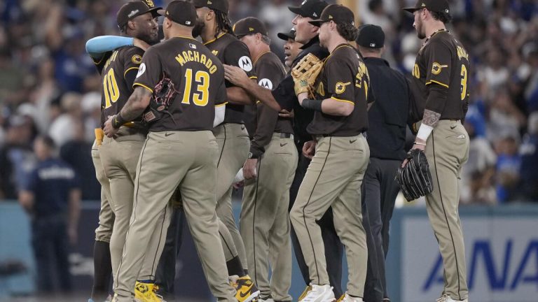 Aficionados de los Dodgers interrumpen juego con pelotas y basura, los Padres ganan 10-2