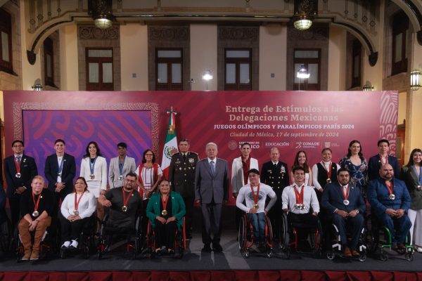 Lo que hoy entregamos son recursos recuperados en acciones del gobierno federal contra la corrupción; qué mejor que vaya en beneficio del deporte Presidente López Obrador entrega estímulos a delegaciones participantes en París 2024 Primer mandatario felicita a deportistas y agradece apoyo de la titular de Conade, Ana Gabriela Guevara Ciudad de México, 17 de septiembre de 2024.- “Hay que seguir y no darse por vencidos; están enteras, enteros, muy jóvenes. Vienen otros desafíos, vienen otras citas con la historia, con el deporte, y hay que prepararse. Ustedes lo han hecho muy bien y lo van a seguir haciendo muy bien”. Así lo dijo el presidente Andrés Manuel López Obrador al encabezar la entrega de estímulos a deportistas y entrenadores de las delegaciones que representaron a México en los Juegos Olímpicos y Paralímpicos París 2024. Luego de agradecer el buen desempeño de nuestros atletas, el primer mandatario recordó que se trata de una labor de comunidad en la que participan familias y entrenadores, y destacó que en este sexenio avanzamos en materia deportiva, ya que, por ejemplo, nuestro país obtuvo tercer lugar en los Juegos Panamericanos y tercer lugar mundial en béisbol. Dijo a los atletas profesionales que son ejemplo de niñas, niños y jóvenes e inspiran a muchos a realizar actividades deportivas, esforzarse y ser perseverantes para convertir en realidad nuestros ideales. “Me complace que se entreguen estos apoyos, porque les ayuda y ayuda a sus entrenadores para seguir adelante. Esto que les entregamos proviene de lo que recuperamos por acciones que se llevan a cabo en contra de la corrupción, y qué mejor que eso vaya en beneficio del deporte para seguir apoyando a quienes nos representan en todas las gestas y en todos los eventos deportivos.” Agradeció el apoyo de la directora general de la Comisión Nacional de Cultura Física y Deporte (Conade), Ana Gabriela Guevara Espinoza, por su trabajo excepcional: “Nos ayudó muchísimo en todo el gobierno. Resistió. Todo lo que resiste, apoya; fue cuestionada y resistió.” En representación de atletas participantes en Juegos Paralímpicos, recibieron estímulo: Juan Pablo Cervantes García (paratletismo), Ángel de Jesús Camacho Ramírez (paranatación) y Haideé Viviana Aceves Pérez (paranatación). El presidente también entregó estímulos a los siguientes deportistas olímpicos: Prisca Guadalupe Awiti Alcaraz (judo), Osmar Olvera Ibarra (clavados) y Marco Alonso Verde Álvarez (boxeo). En representación de entrenadores participantes en Juegos Paralímpicos, recibió Daniel Eduardo Pardo López (atletismo); y de Juegos Olímpicos, Radamés Hernández Cázares (boxeo). La directora general de Conade, Ana Gabriela Guevara, resaltó el apoyo sin precedentes que recibió la delegación mexicana durante este gobierno, y dijo que el respaldo del presidente hizo posible despertar el anhelo de que en nuestro país tenemos todo para ser mejores y alcanzar los objetivos. Tras subrayar que son los atletas quienes escriben la historia con su dedicación y resultados deportivos, apuntó que cada medalla y cada deportista tiene un valor incalculable, y que es cada vez mayor la presencia y el protagonismo de las mujeres. “Siempre estaré constantemente diciéndoles: atrévanse a más, México tiene mucho más que dar. Queda tarea por hacer, esto no se detiene, esto es solamente un paso más.” Al agradecer el apoyo de todo México, incluyendo sus familias, autoridades deportivas, entrenadores y equipo multidisciplinario, la medallista de plata en judo, Prisca Guadalupe Awiti Alcaraz, expresó en nombre de atletas olímpicos y paralímpicos que cada uno dio lo mejor y ahora miran hacia los Juegos Olímpicos y Paralímpicos de Los Ángeles 2028. “Gracias, señor presidente; gracias, directora, por el apoyo brindado, por buscar las formas de lograr estímulos deportivos, por apoyarnos en nuestro desarrollo y darnos los recursos humanos, financieros y materiales para nuestra preparación. “Los estímulos que recibimos significan mucho para nosotros, son la motivación para continuar ganando medallas para nuestro país y compensará principalmente a nuestra familia por todo el apoyo que nos han brindado.” En París 2024, México obtuvo 17 medallas paralímpicas y cinco olímpicas.