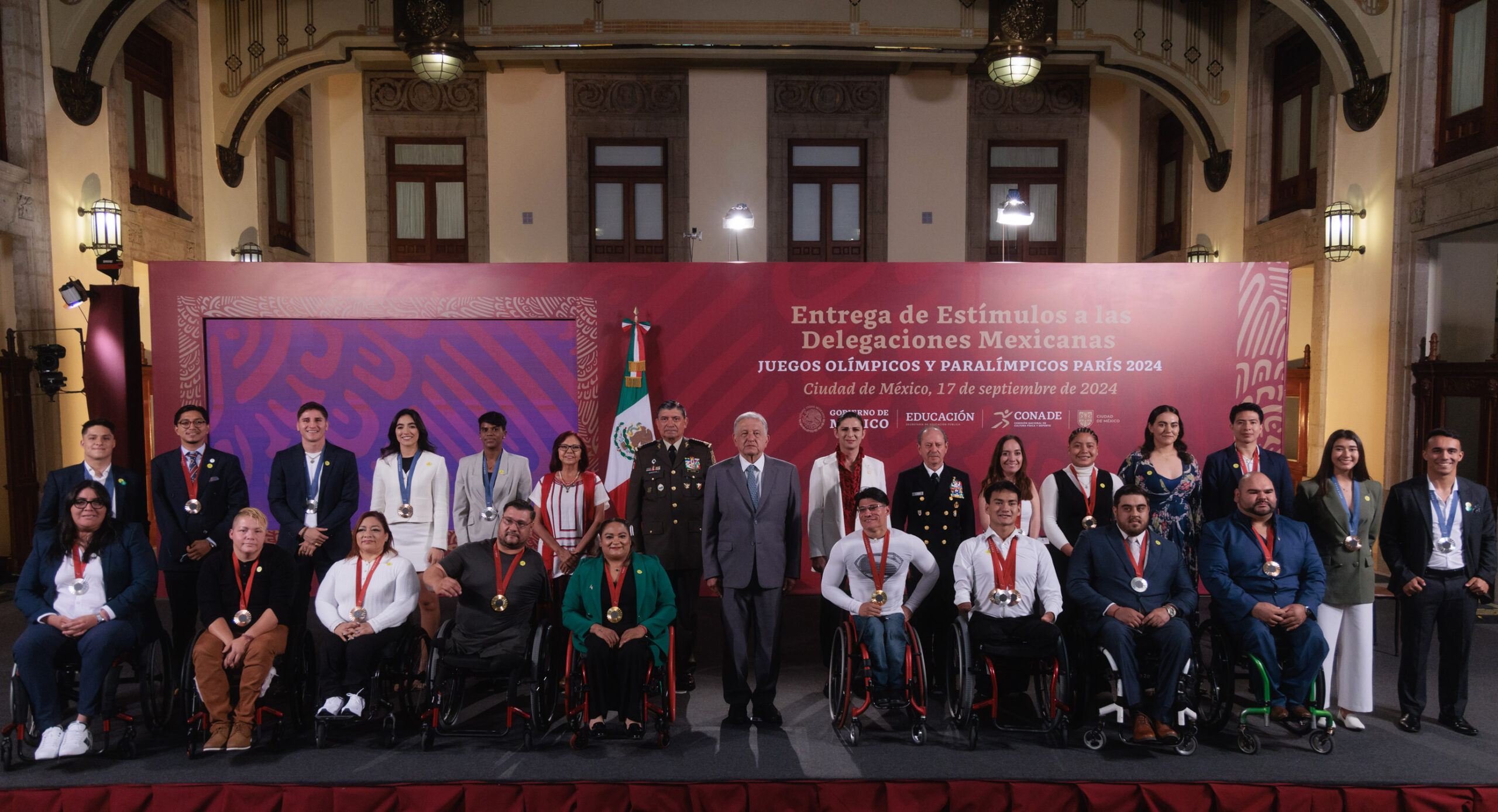 Lo que hoy entregamos son recursos recuperados en acciones del gobierno federal contra la corrupción; qué mejor que vaya en beneficio del deporte Presidente López Obrador entrega estímulos a delegaciones participantes en París 2024 Primer mandatario felicita a deportistas y agradece apoyo de la titular de Conade, Ana Gabriela Guevara Ciudad de México, 17 de septiembre de 2024.- “Hay que seguir y no darse por vencidos; están enteras, enteros, muy jóvenes. Vienen otros desafíos, vienen otras citas con la historia, con el deporte, y hay que prepararse. Ustedes lo han hecho muy bien y lo van a seguir haciendo muy bien”. Así lo dijo el presidente Andrés Manuel López Obrador al encabezar la entrega de estímulos a deportistas y entrenadores de las delegaciones que representaron a México en los Juegos Olímpicos y Paralímpicos París 2024. Luego de agradecer el buen desempeño de nuestros atletas, el primer mandatario recordó que se trata de una labor de comunidad en la que participan familias y entrenadores, y destacó que en este sexenio avanzamos en materia deportiva, ya que, por ejemplo, nuestro país obtuvo tercer lugar en los Juegos Panamericanos y tercer lugar mundial en béisbol. Dijo a los atletas profesionales que son ejemplo de niñas, niños y jóvenes e inspiran a muchos a realizar actividades deportivas, esforzarse y ser perseverantes para convertir en realidad nuestros ideales. “Me complace que se entreguen estos apoyos, porque les ayuda y ayuda a sus entrenadores para seguir adelante. Esto que les entregamos proviene de lo que recuperamos por acciones que se llevan a cabo en contra de la corrupción, y qué mejor que eso vaya en beneficio del deporte para seguir apoyando a quienes nos representan en todas las gestas y en todos los eventos deportivos.” Agradeció el apoyo de la directora general de la Comisión Nacional de Cultura Física y Deporte (Conade), Ana Gabriela Guevara Espinoza, por su trabajo excepcional: “Nos ayudó muchísimo en todo el gobierno. Resistió. Todo lo que resiste, apoya; fue cuestionada y resistió.” En representación de atletas participantes en Juegos Paralímpicos, recibieron estímulo: Juan Pablo Cervantes García (paratletismo), Ángel de Jesús Camacho Ramírez (paranatación) y Haideé Viviana Aceves Pérez (paranatación). El presidente también entregó estímulos a los siguientes deportistas olímpicos: Prisca Guadalupe Awiti Alcaraz (judo), Osmar Olvera Ibarra (clavados) y Marco Alonso Verde Álvarez (boxeo). En representación de entrenadores participantes en Juegos Paralímpicos, recibió Daniel Eduardo Pardo López (atletismo); y de Juegos Olímpicos, Radamés Hernández Cázares (boxeo). La directora general de Conade, Ana Gabriela Guevara, resaltó el apoyo sin precedentes que recibió la delegación mexicana durante este gobierno, y dijo que el respaldo del presidente hizo posible despertar el anhelo de que en nuestro país tenemos todo para ser mejores y alcanzar los objetivos. Tras subrayar que son los atletas quienes escriben la historia con su dedicación y resultados deportivos, apuntó que cada medalla y cada deportista tiene un valor incalculable, y que es cada vez mayor la presencia y el protagonismo de las mujeres. “Siempre estaré constantemente diciéndoles: atrévanse a más, México tiene mucho más que dar. Queda tarea por hacer, esto no se detiene, esto es solamente un paso más.” Al agradecer el apoyo de todo México, incluyendo sus familias, autoridades deportivas, entrenadores y equipo multidisciplinario, la medallista de plata en judo, Prisca Guadalupe Awiti Alcaraz, expresó en nombre de atletas olímpicos y paralímpicos que cada uno dio lo mejor y ahora miran hacia los Juegos Olímpicos y Paralímpicos de Los Ángeles 2028. “Gracias, señor presidente; gracias, directora, por el apoyo brindado, por buscar las formas de lograr estímulos deportivos, por apoyarnos en nuestro desarrollo y darnos los recursos humanos, financieros y materiales para nuestra preparación. “Los estímulos que recibimos significan mucho para nosotros, son la motivación para continuar ganando medallas para nuestro país y compensará principalmente a nuestra familia por todo el apoyo que nos han brindado.” En París 2024, México obtuvo 17 medallas paralímpicas y cinco olímpicas.